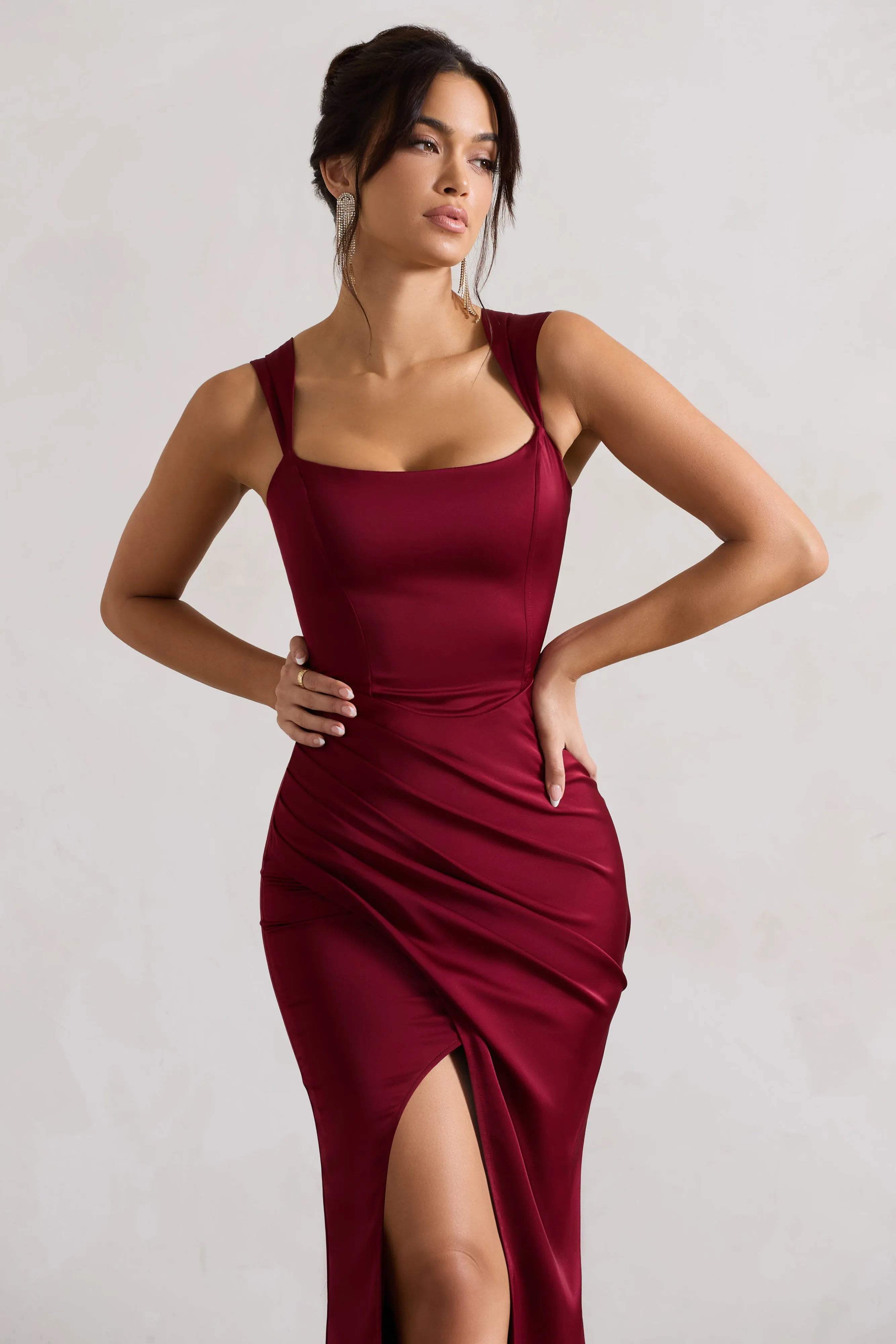 A romantic | Robe longue torsadée en satin rouge cerise et corset