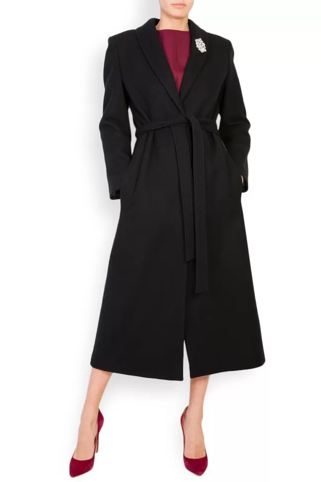 Acob a Porter Manteau en laine accessoirisé