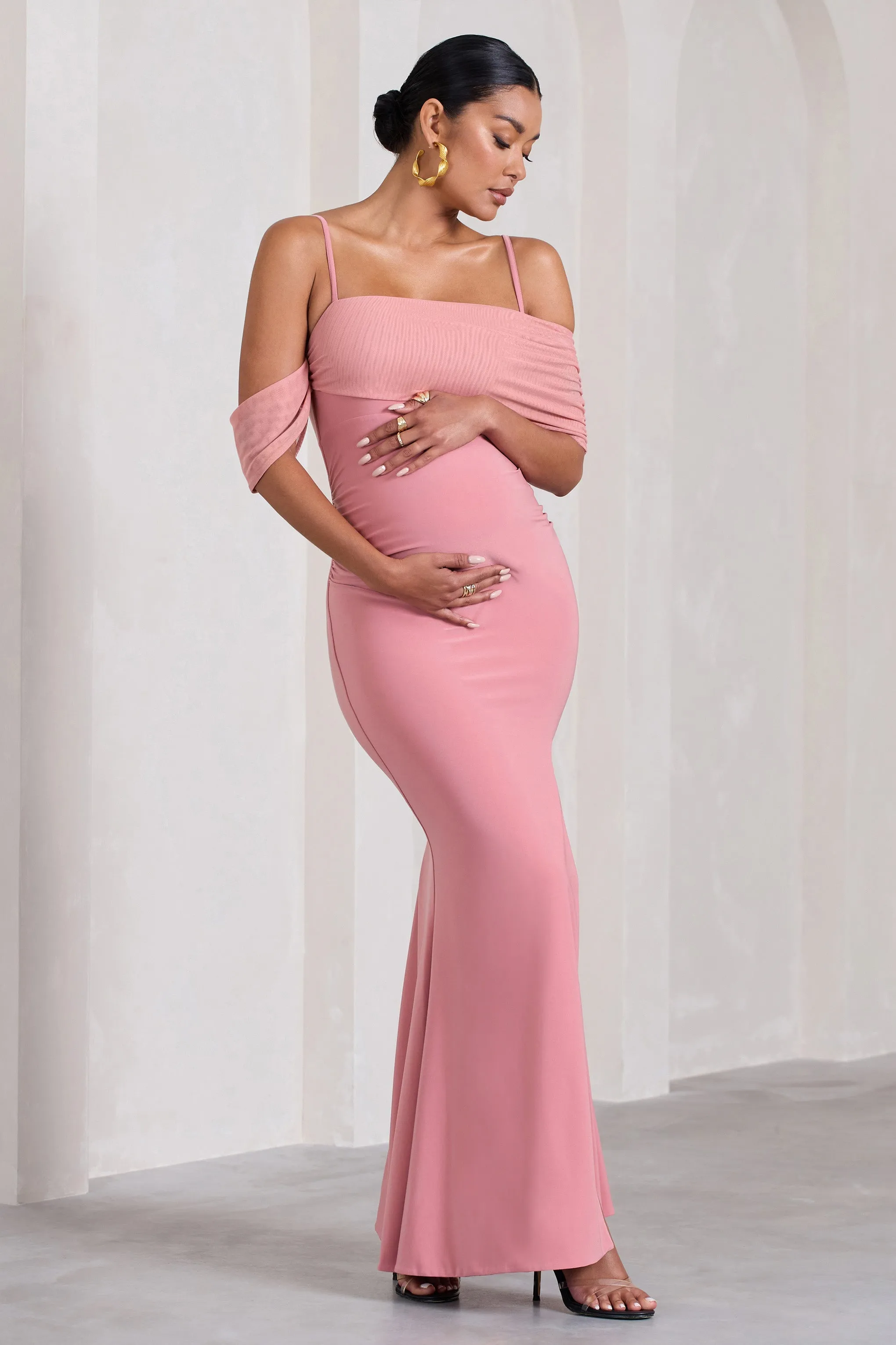 Augusta | Robe longue rose poudré de maternité à encolure bardot bretelles et fente sur la jambe