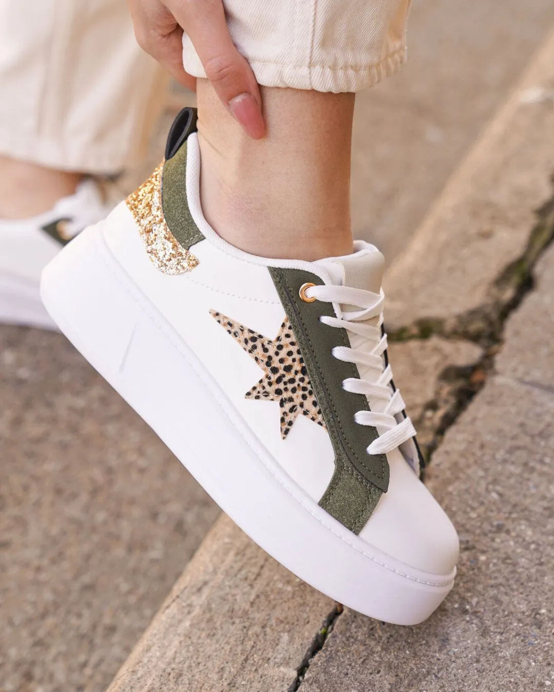Basket femme blanche kaki et dorée à lacets étoile  - Ombeline