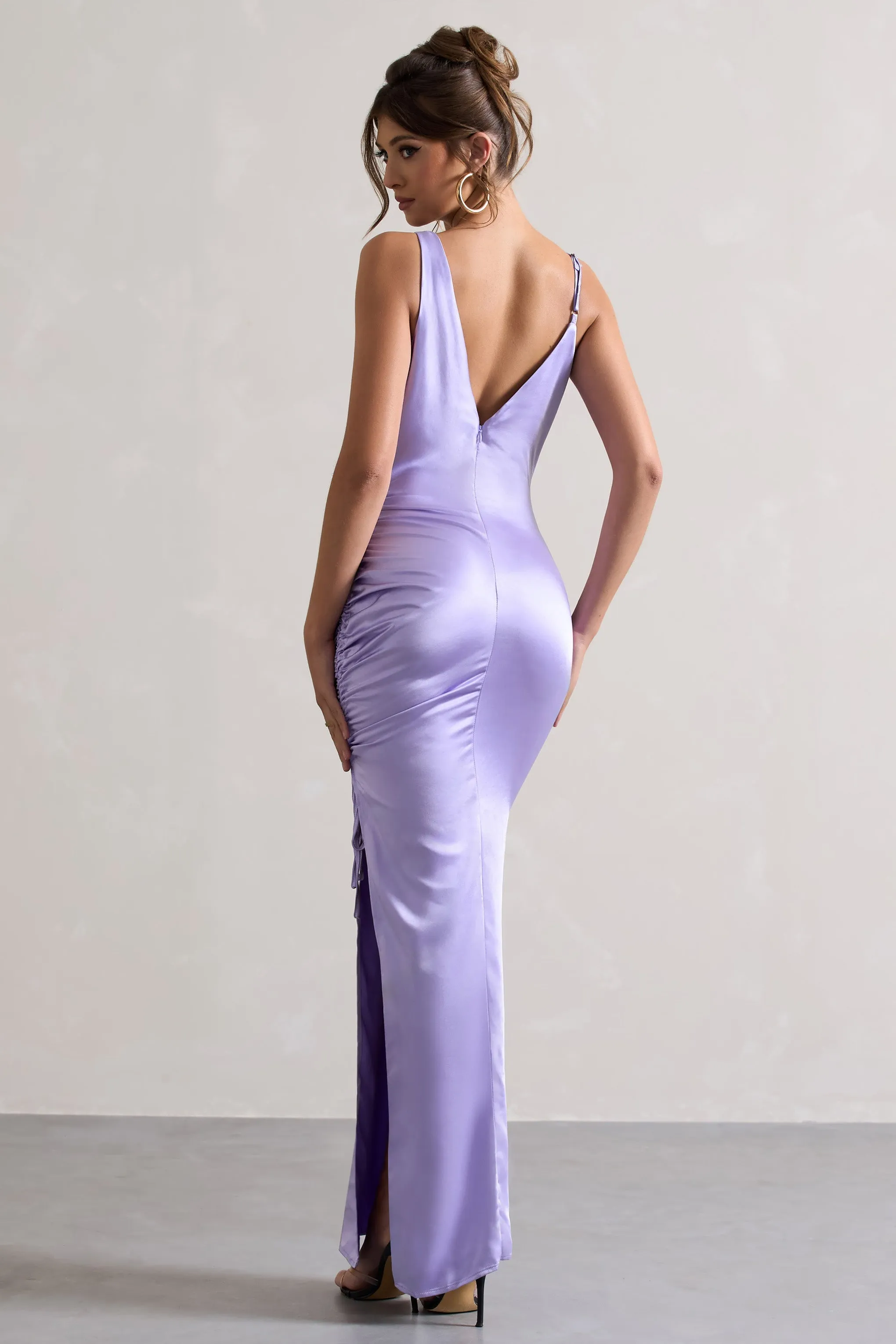 Belonging | Robe longue de couleur lilas avec coupe asymétrique et froncée à col bénitier