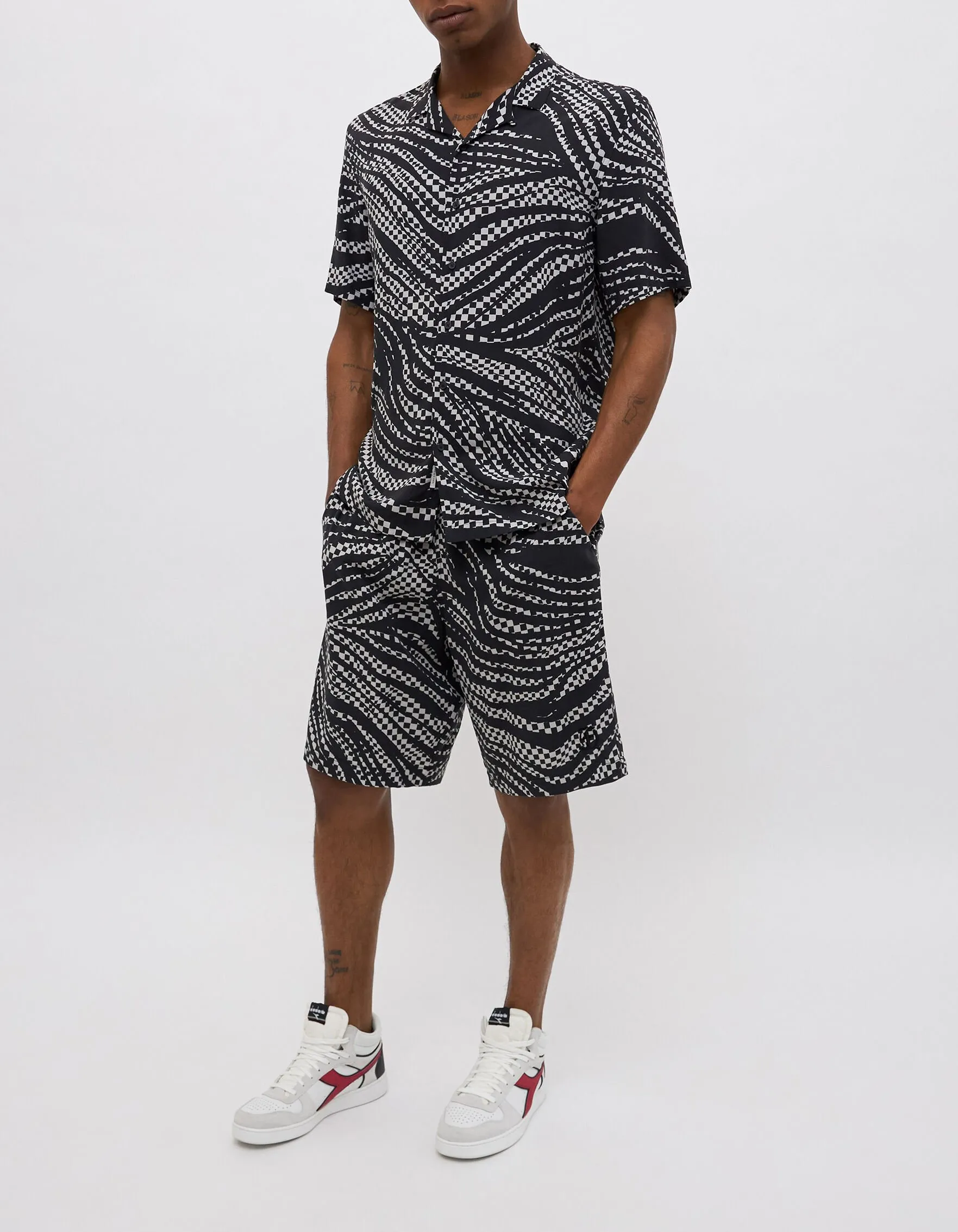Bermuda noir à motif damier esprit drapeau Homme