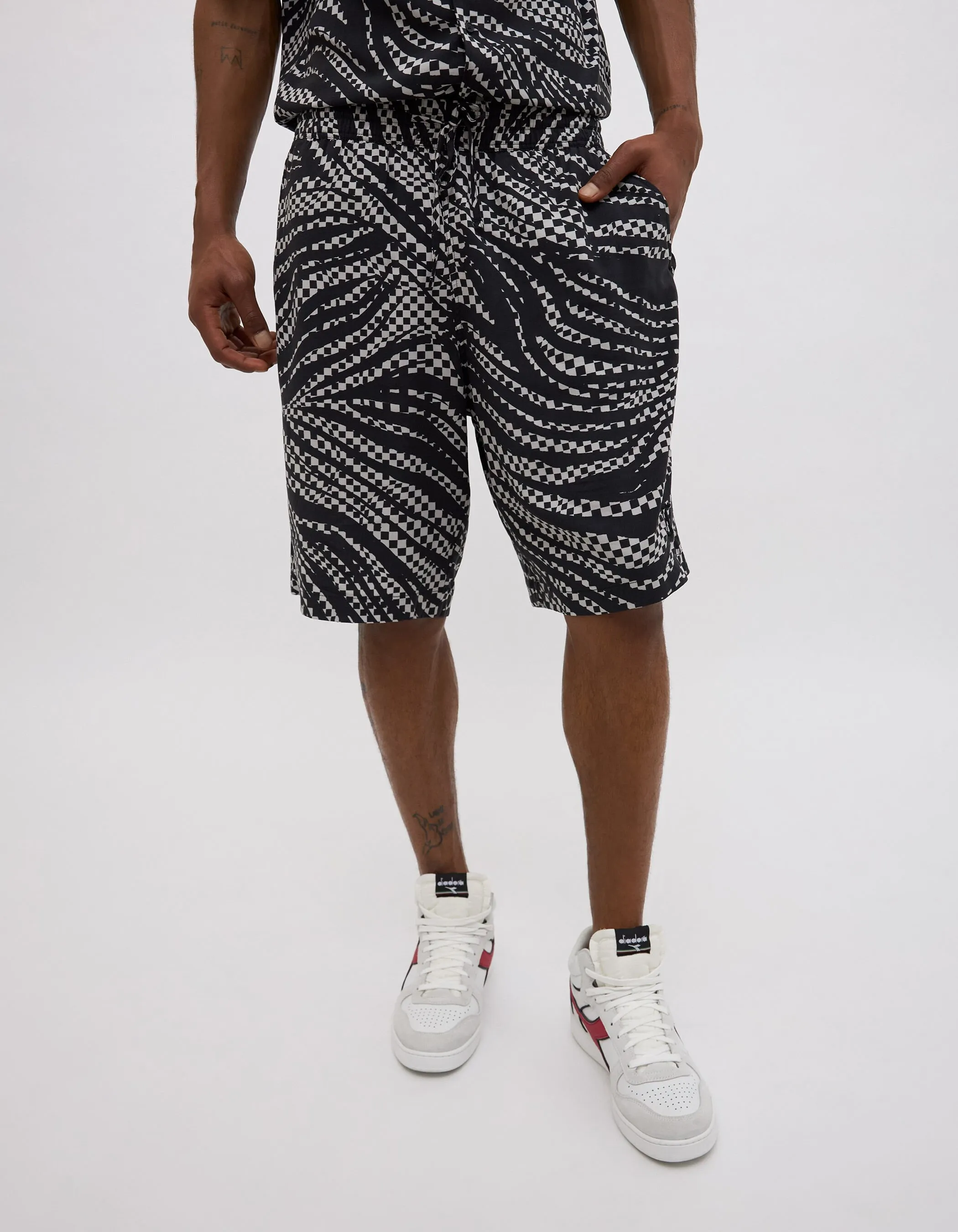 Bermuda noir à motif damier esprit drapeau Homme