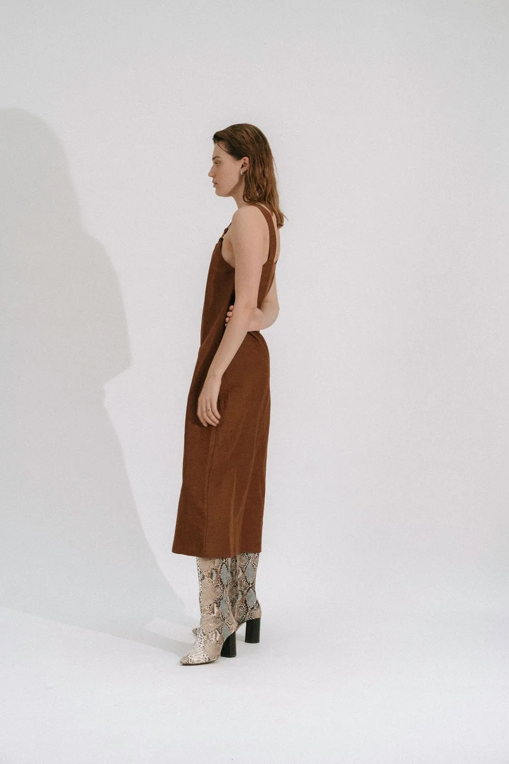 BILJANA - Robe midi échancrée bretelles avec anneaux tortoise en lin marron