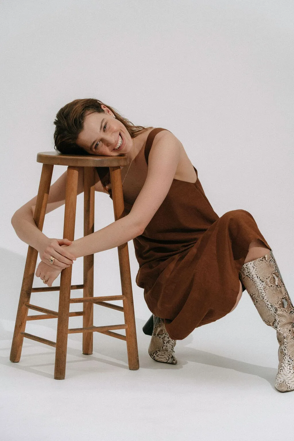 BILJANA - Robe midi échancrée bretelles avec anneaux tortoise en lin marron