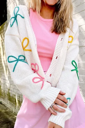 Cardigan boutonné en tricot blanc à épaules tombantes et nud papillon