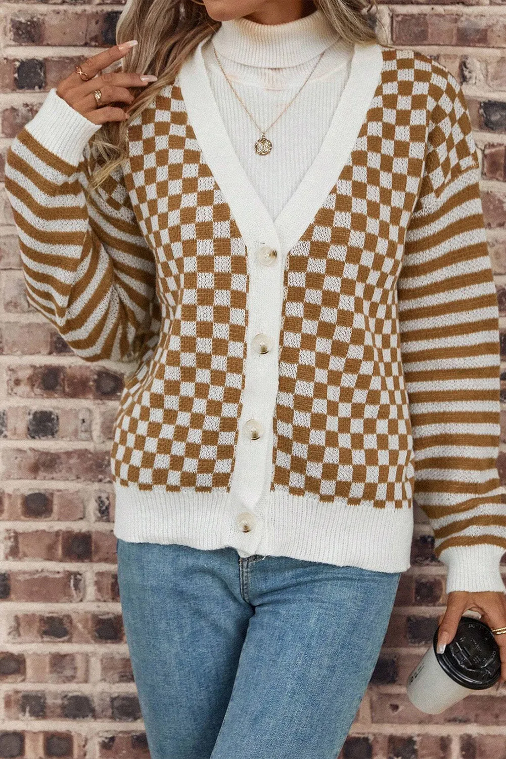 Cardigan marron à col en V boutonné et rayé à carreaux