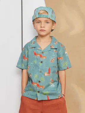 Chemise bleue avec imprimés
