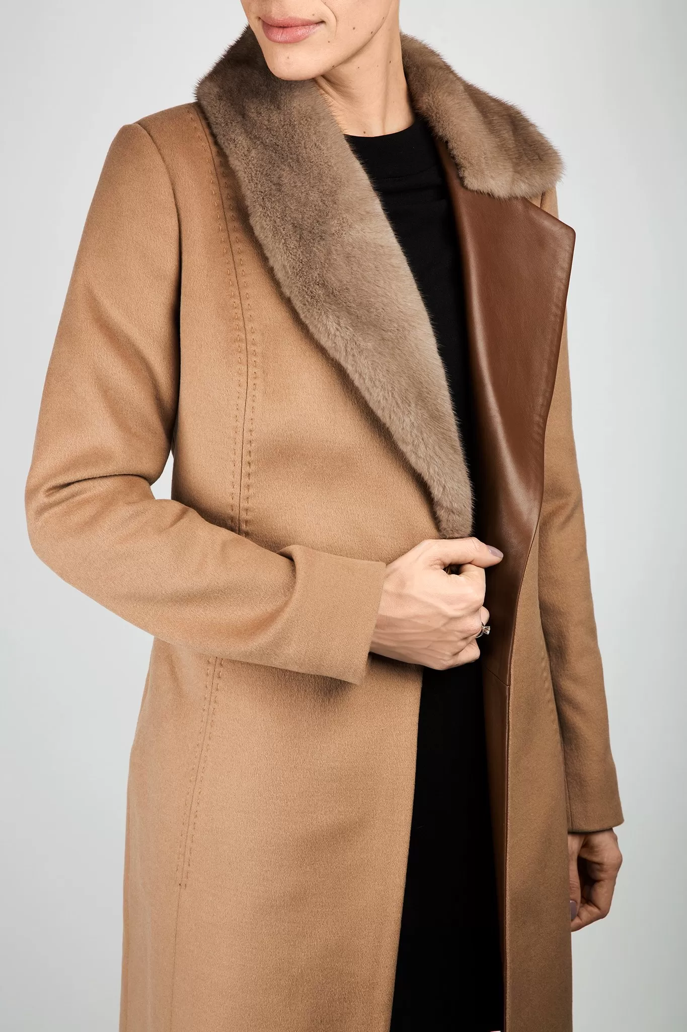 Elora Ascott Manteau en laine et cachemire, fourrure de vison et cuir