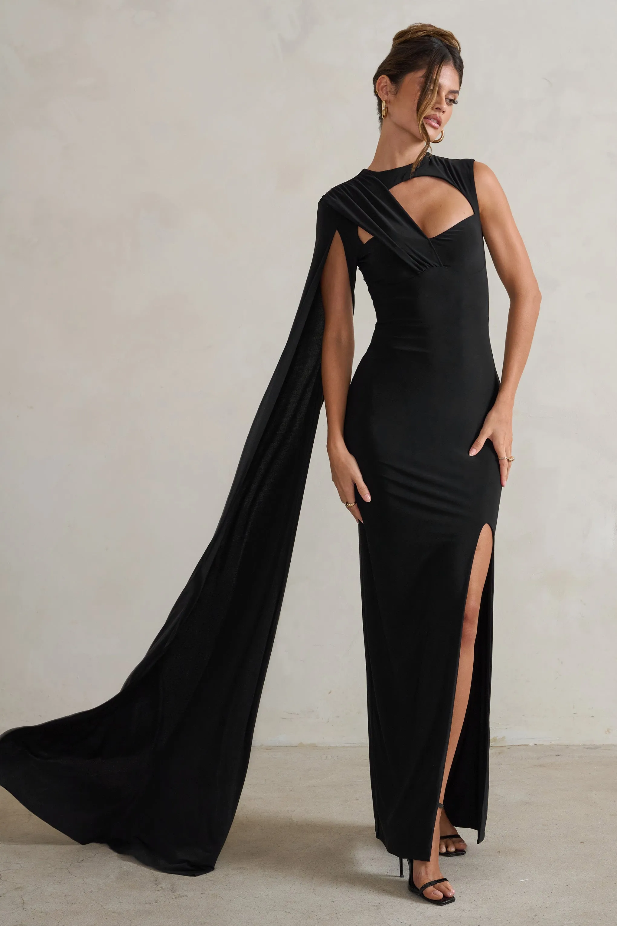 Emmey | Robe longue noire asymétrique à découpes avec cape tendance