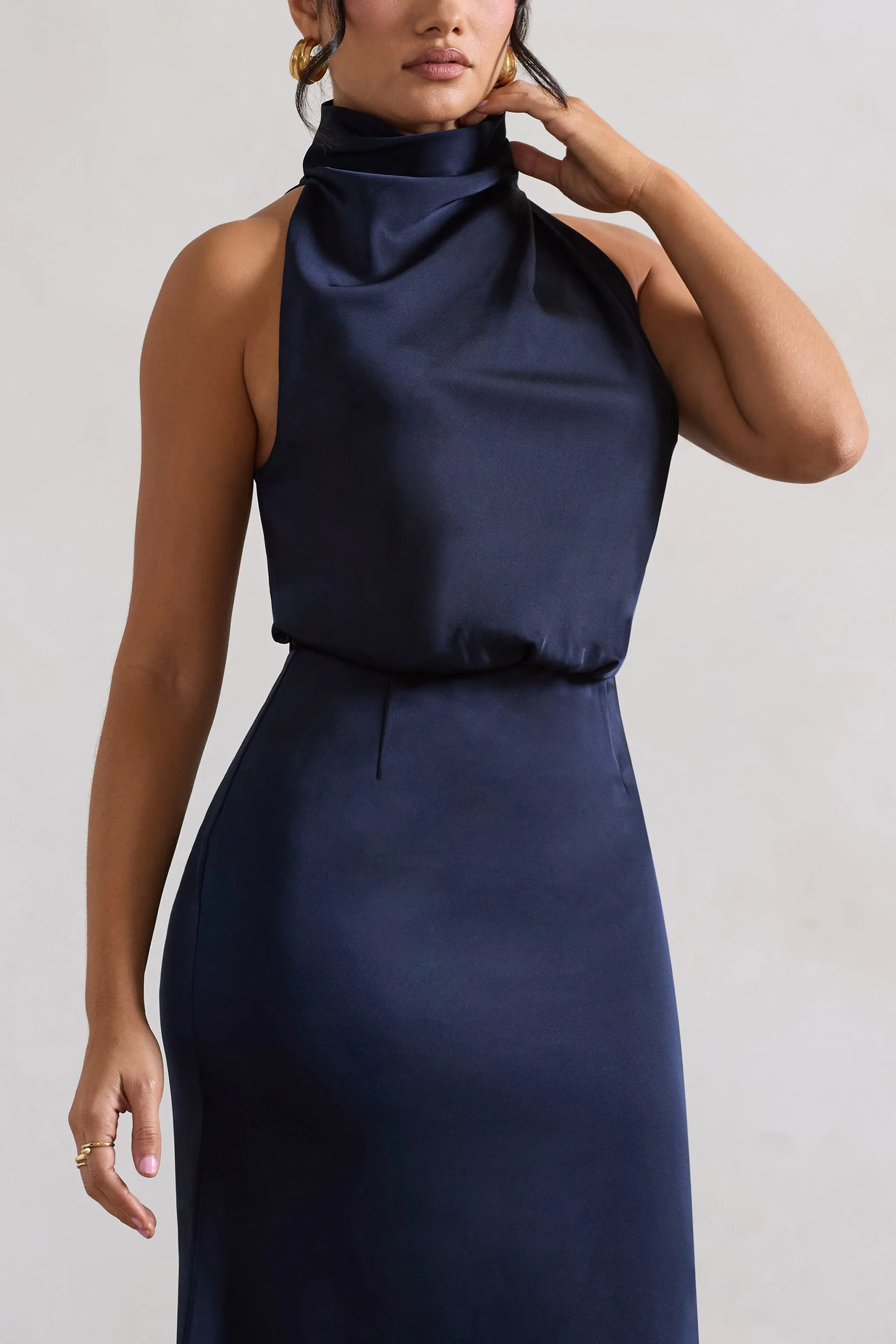 Geena | Robe mi-longue en satin bleu marine à col haut torsadé