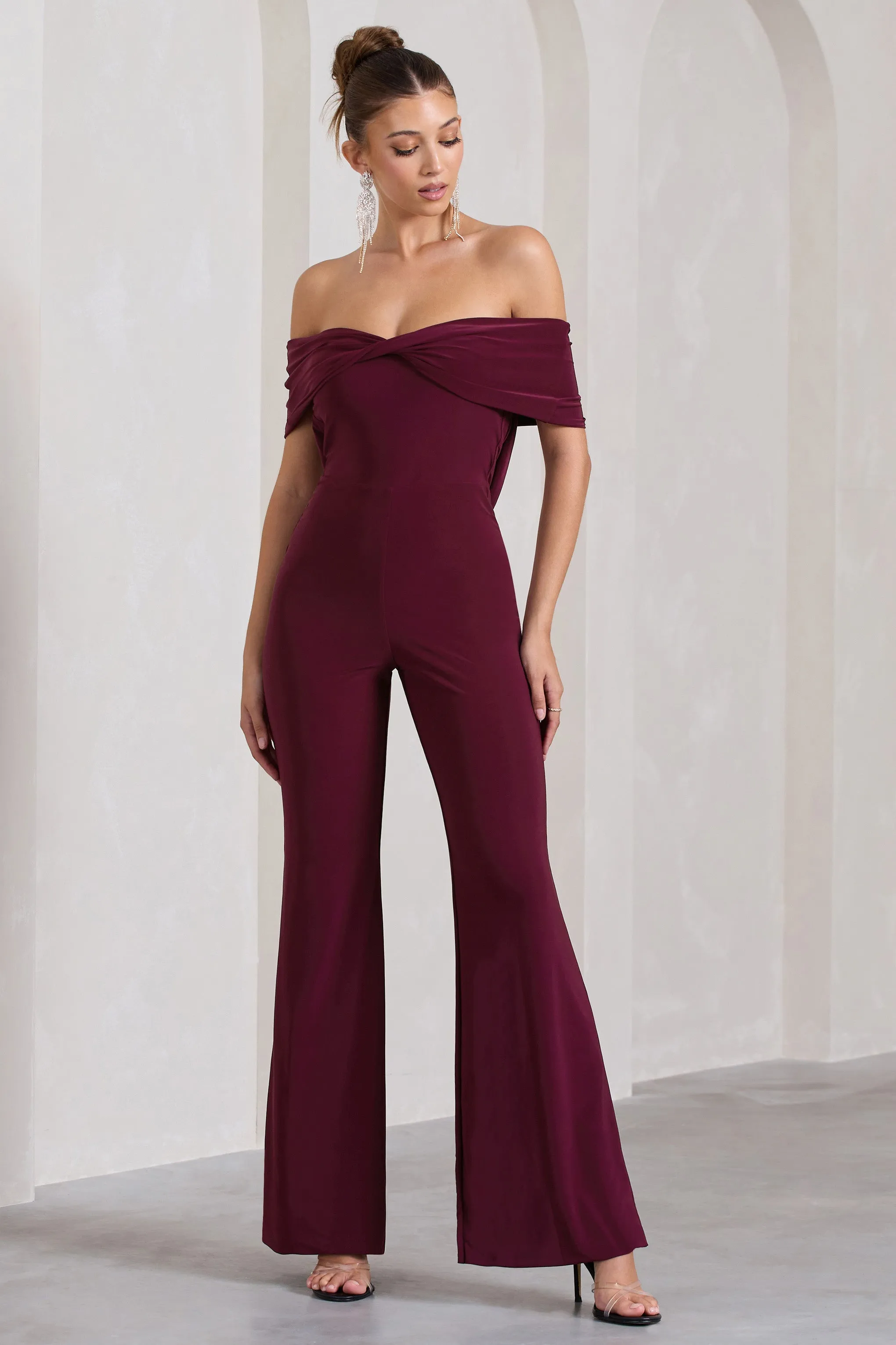 Gemma | Combinaison rouge bordeaux à encolure bardot dos ouvert et jambes droites