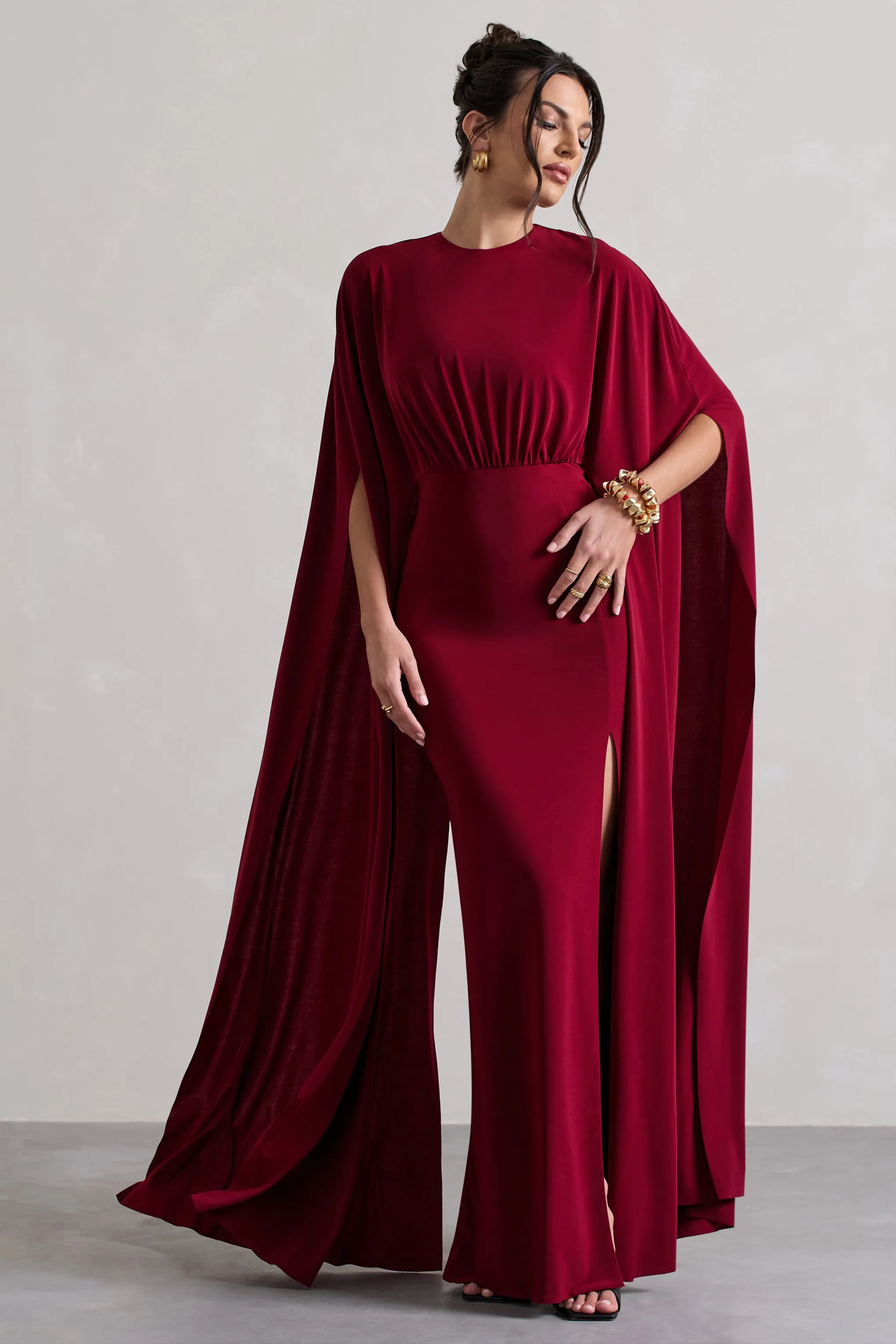 Ilaria | Robe longue rouge cerise à manches cape avec fente
