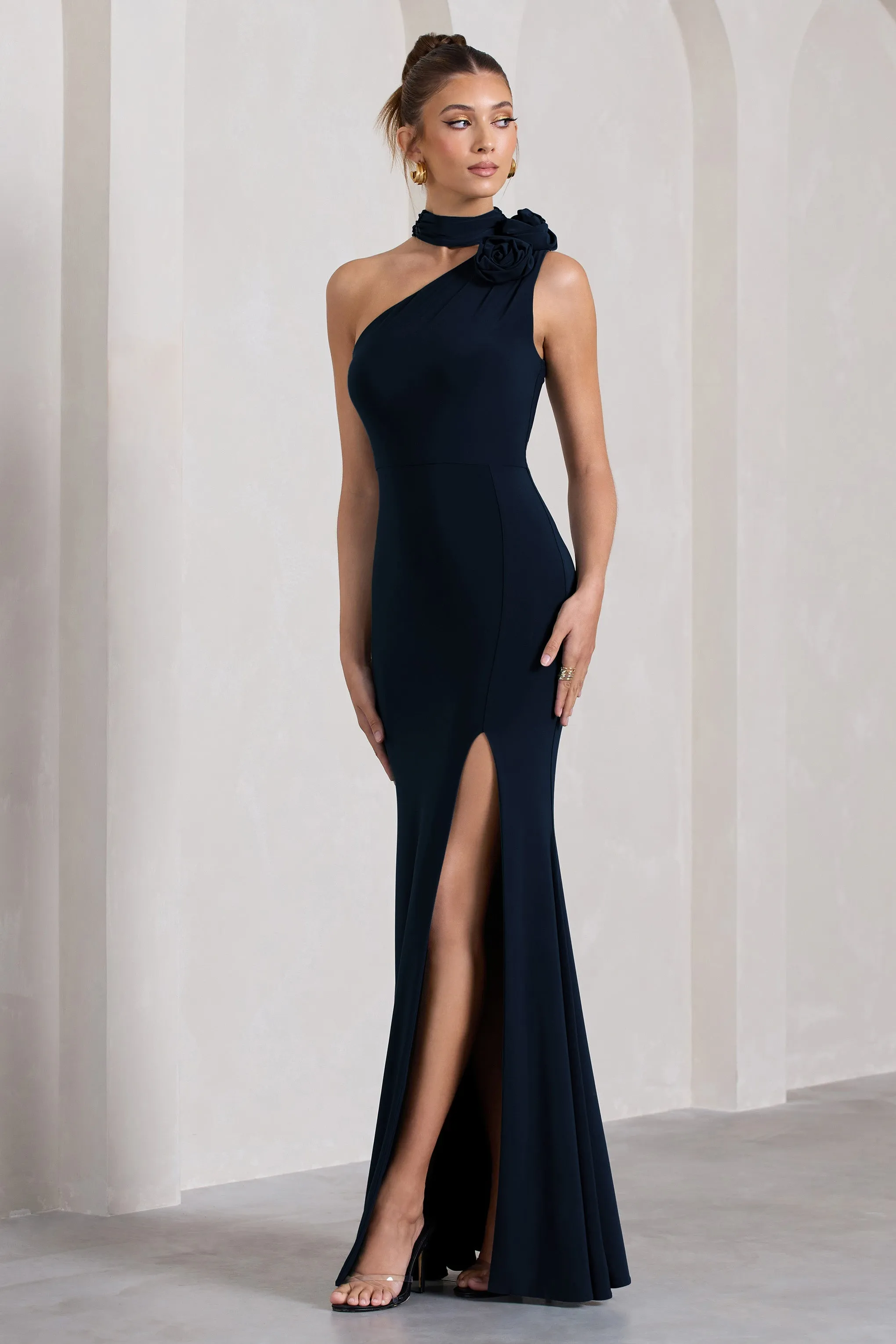 In Suspense | Robe longue asymétrique bleu marine à encolure haute et fleurs