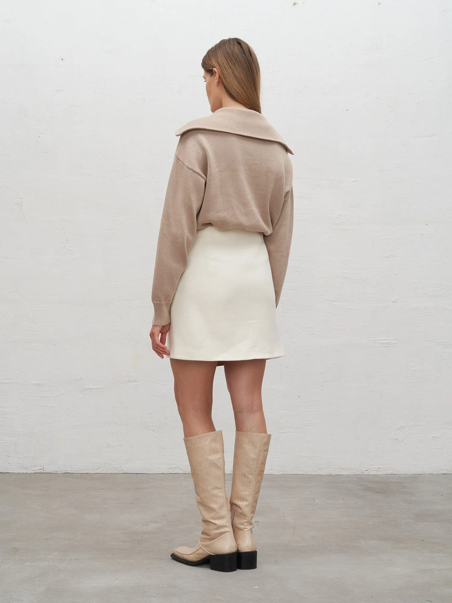 ISRA - Pull cropped décolleté plongeant et col camionneur en laine mérinos Oeko Tex Beige