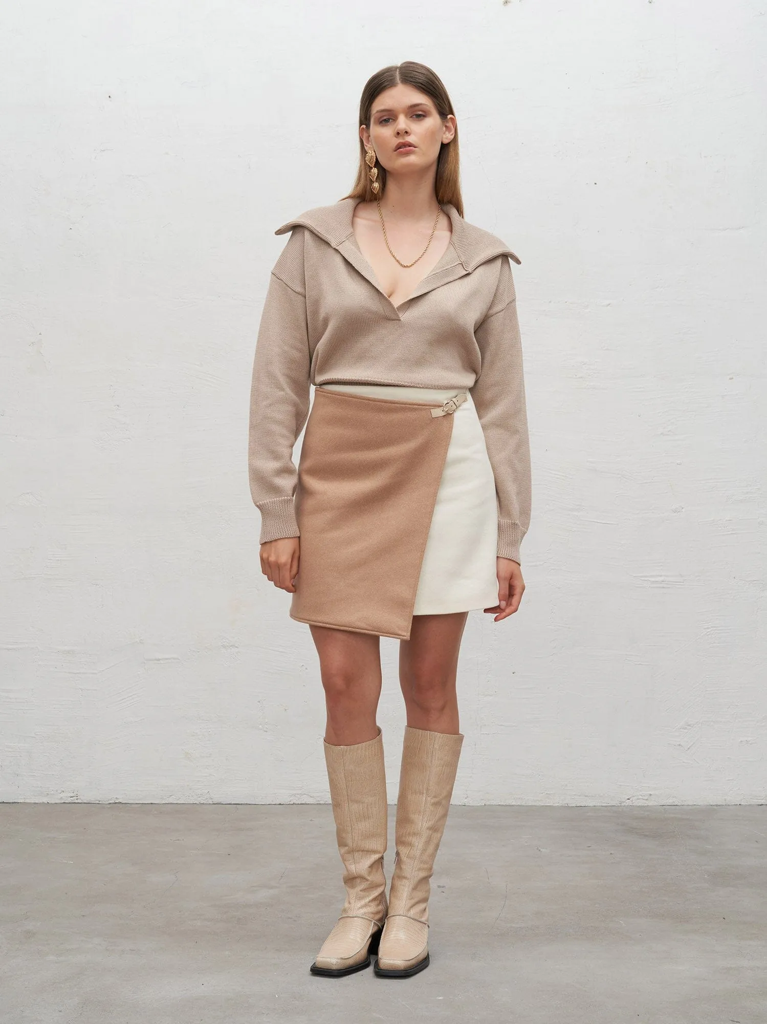 ISRA - Pull cropped décolleté plongeant et col camionneur en laine mérinos Oeko Tex Beige