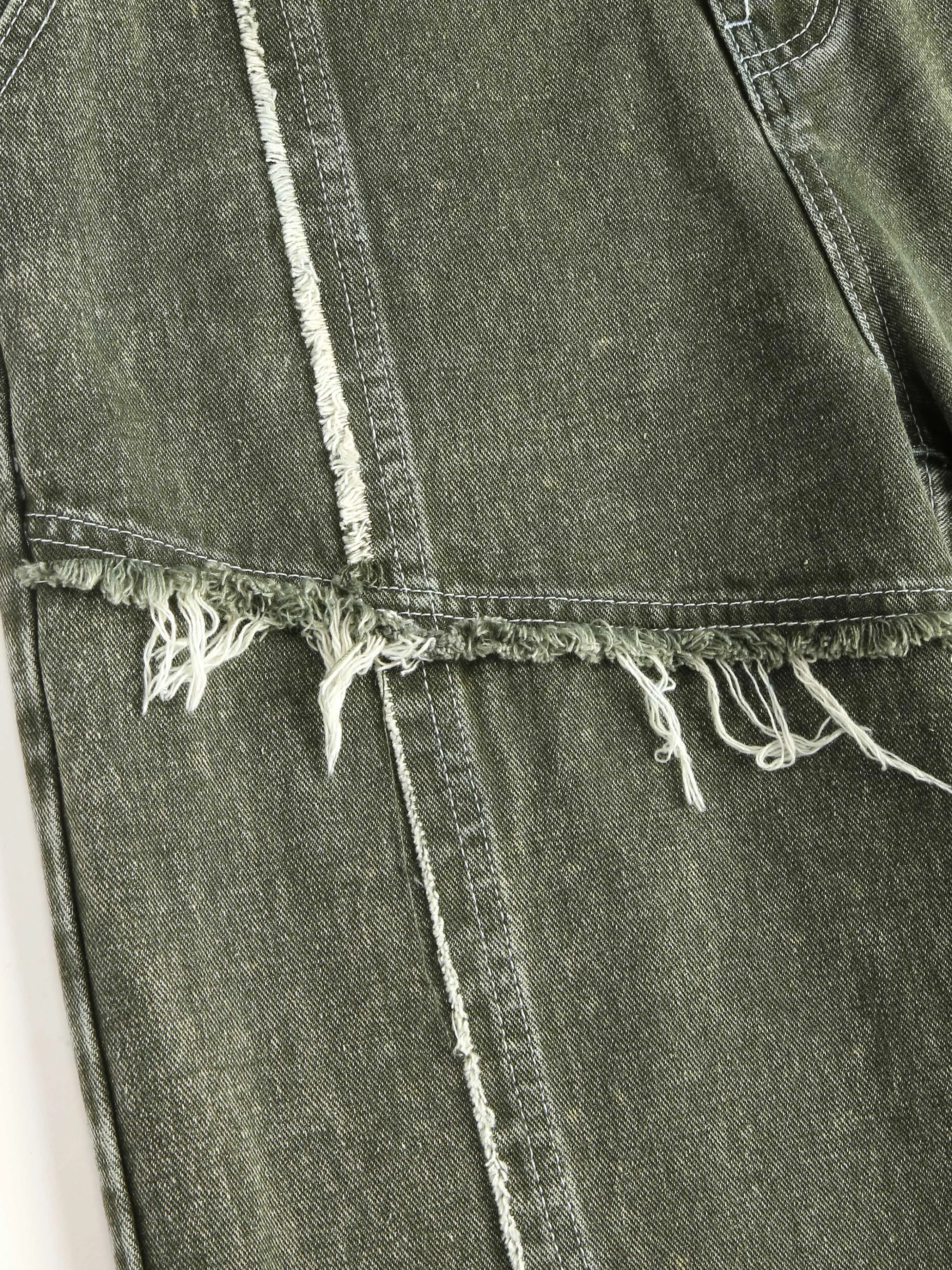 Jeans à ourlet brut et coutures unis