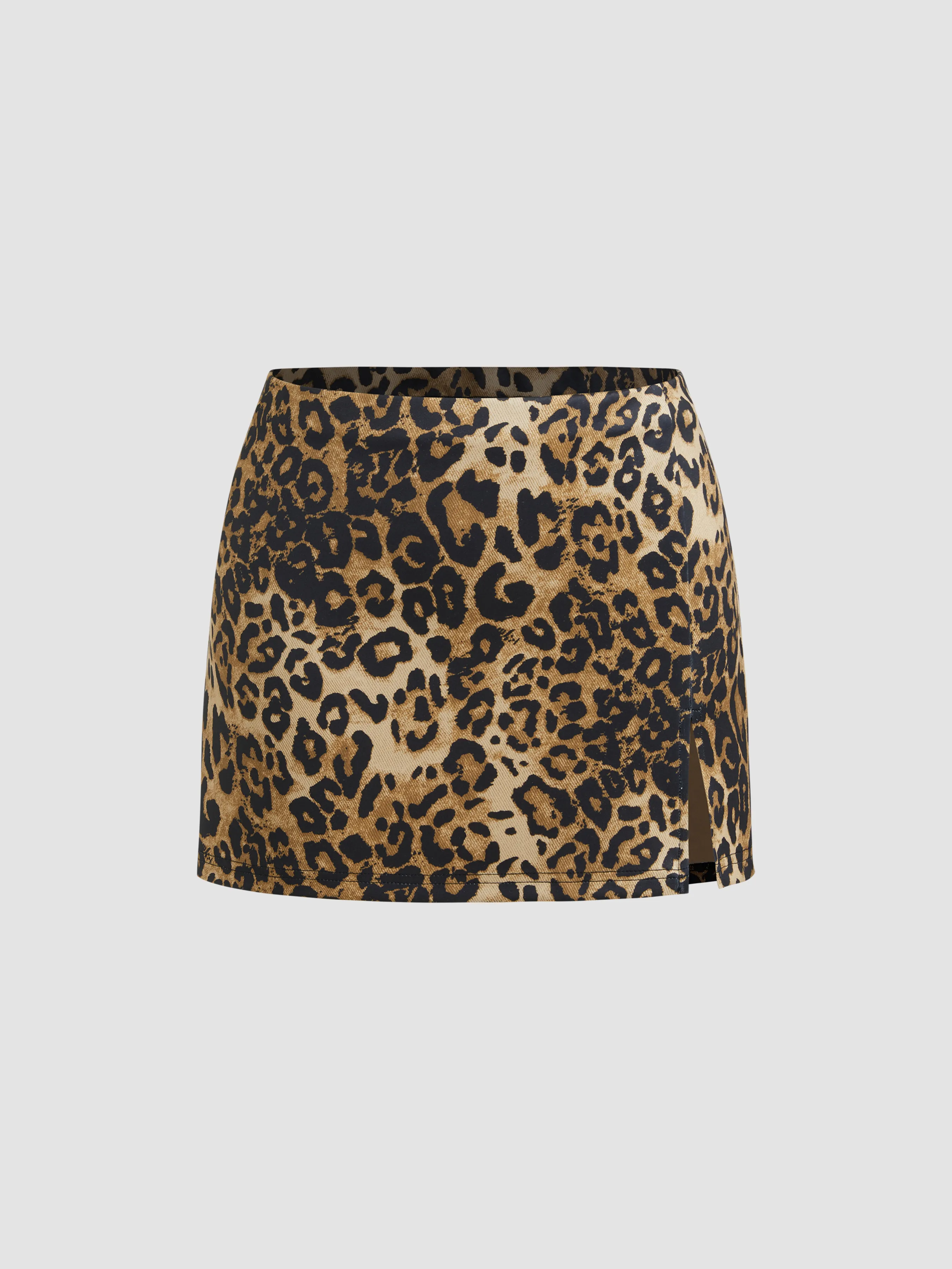 Leopard print low-rise slit mini skirt.