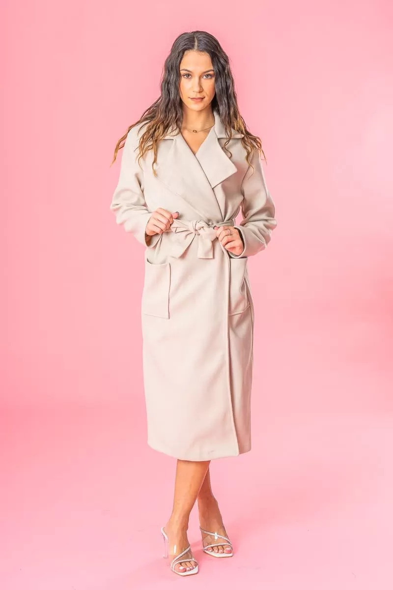Manteau long col classique ceinturé beige