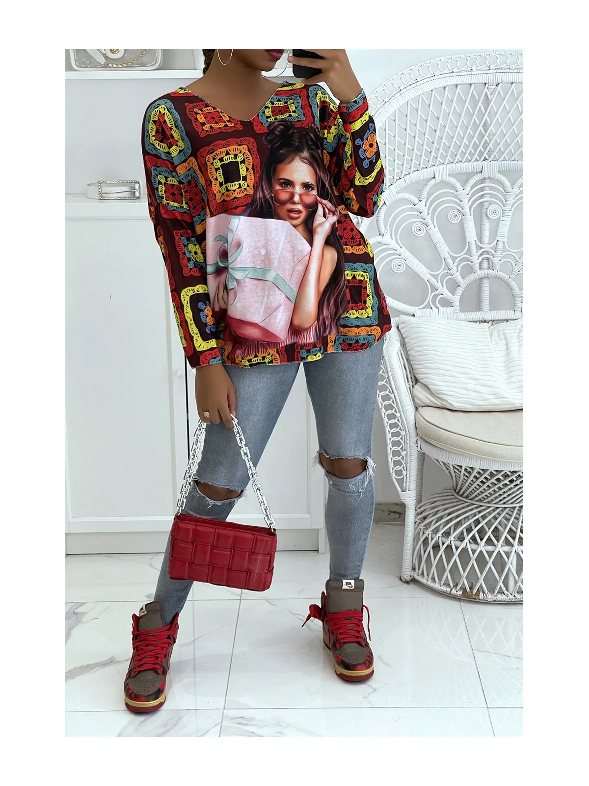 Pull col V léger oversize très doux rouge dessin fille fashion