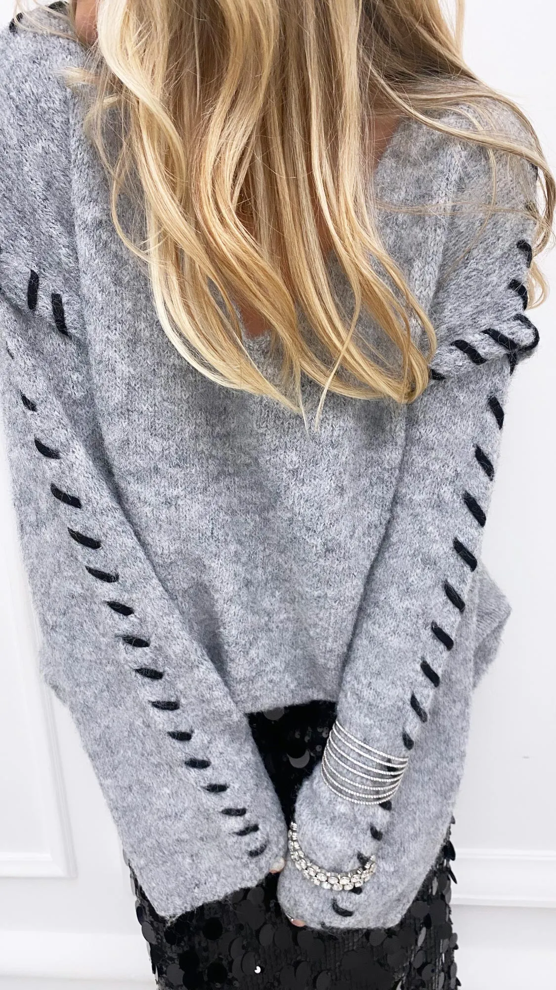 Pull gris surpiqûres noires col v