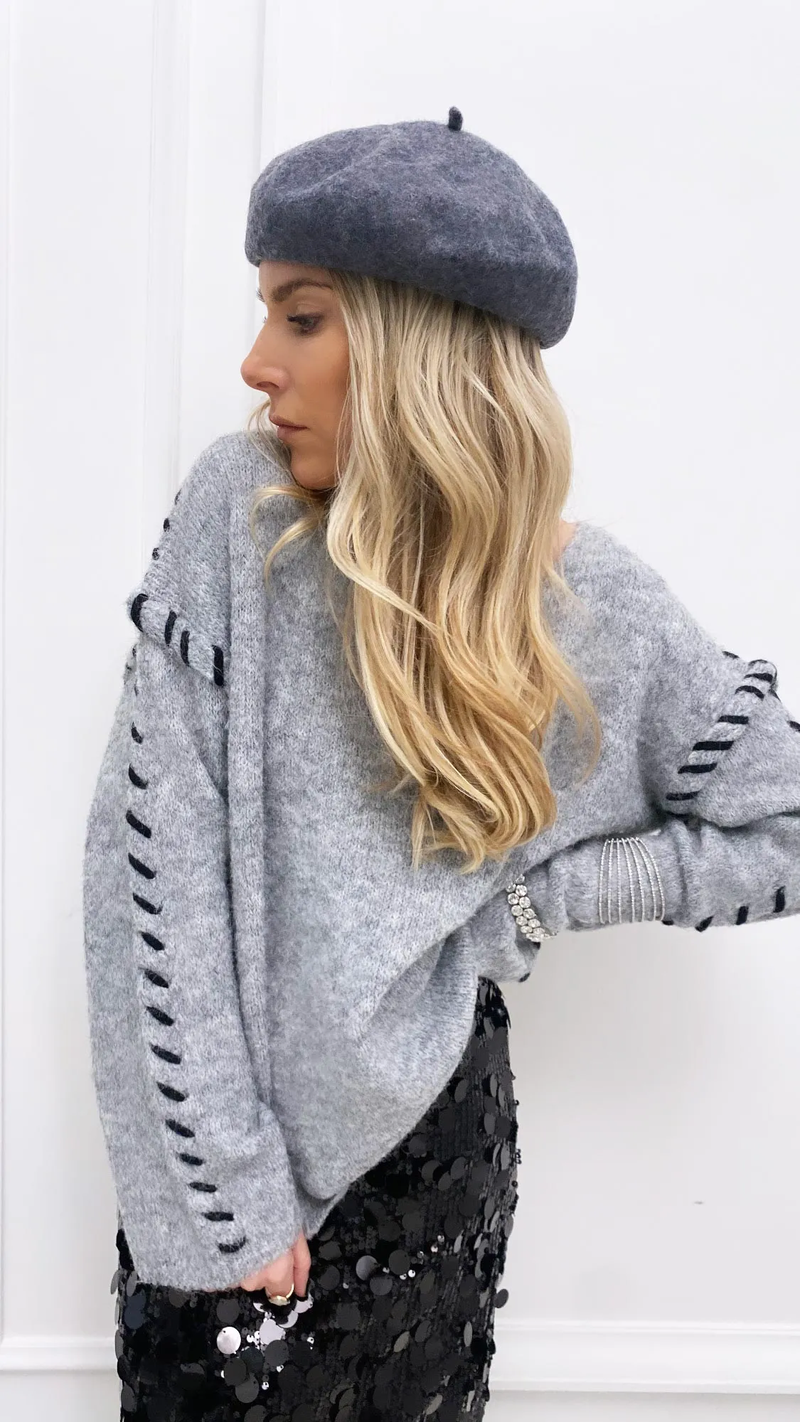Pull gris surpiqûres noires col v