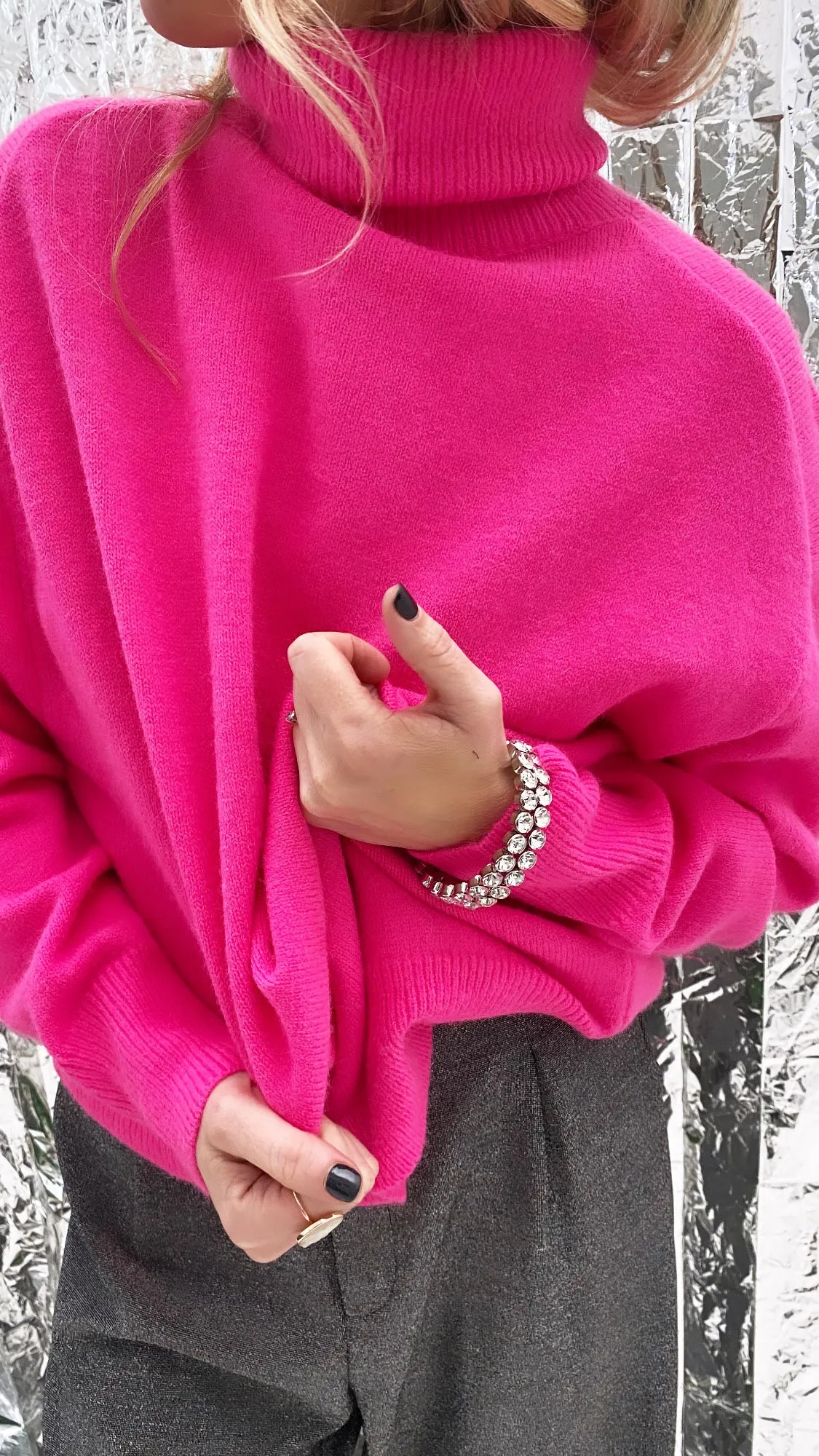 Pull rose fluo col roulé