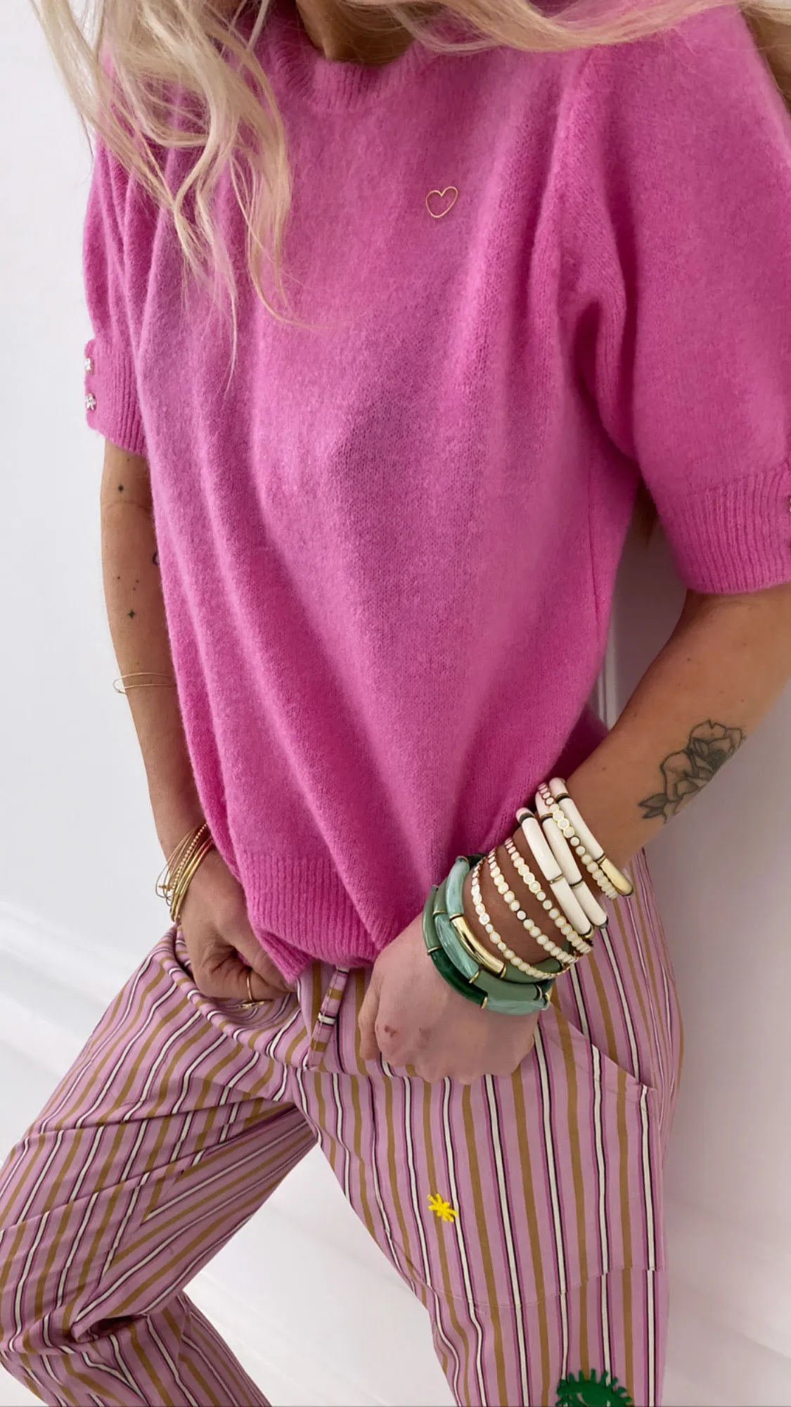 Pull rose manches courtes bijoux