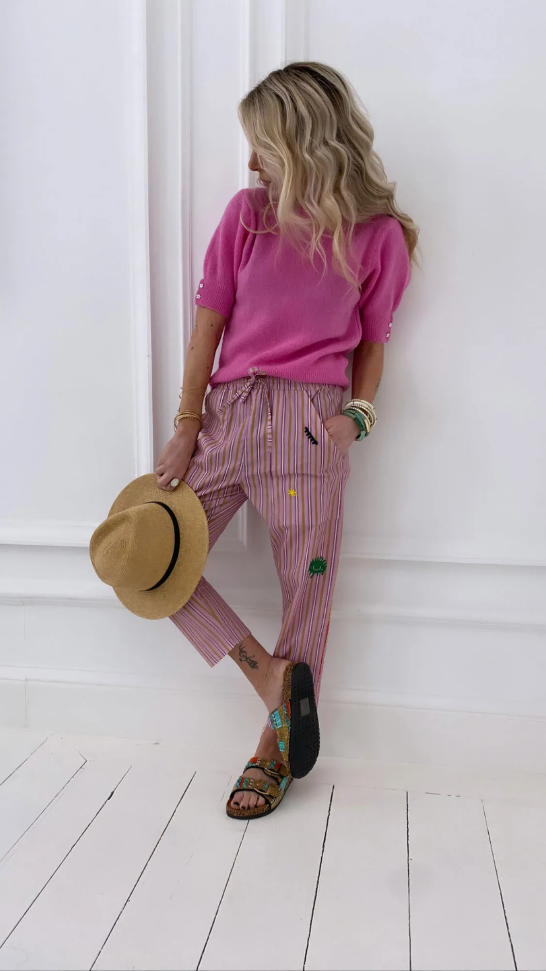 Pull rose manches courtes bijoux