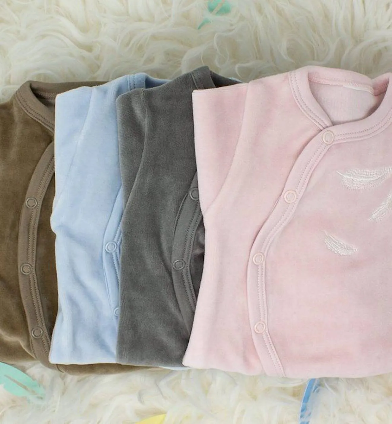 Pyjama bébé en Coton Bio à motifs plumes blanches rose - Kadolis