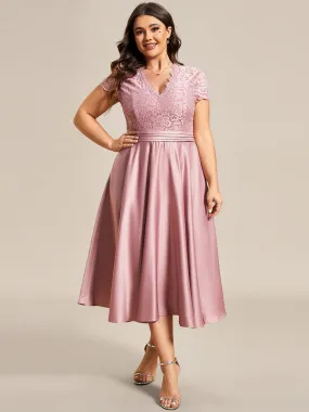 Robe de cocktail mi-longue en dentelle à manches longues et col en V de grande taille