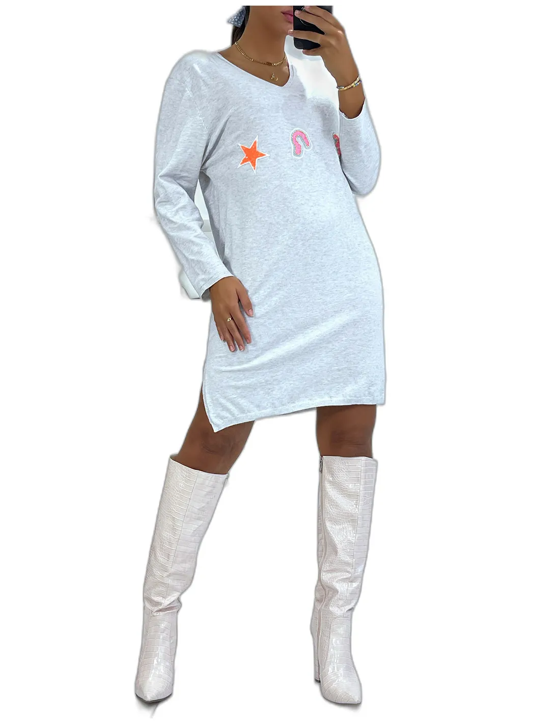 Robe pull grise en col V dans une matière très douce avec motif brodé