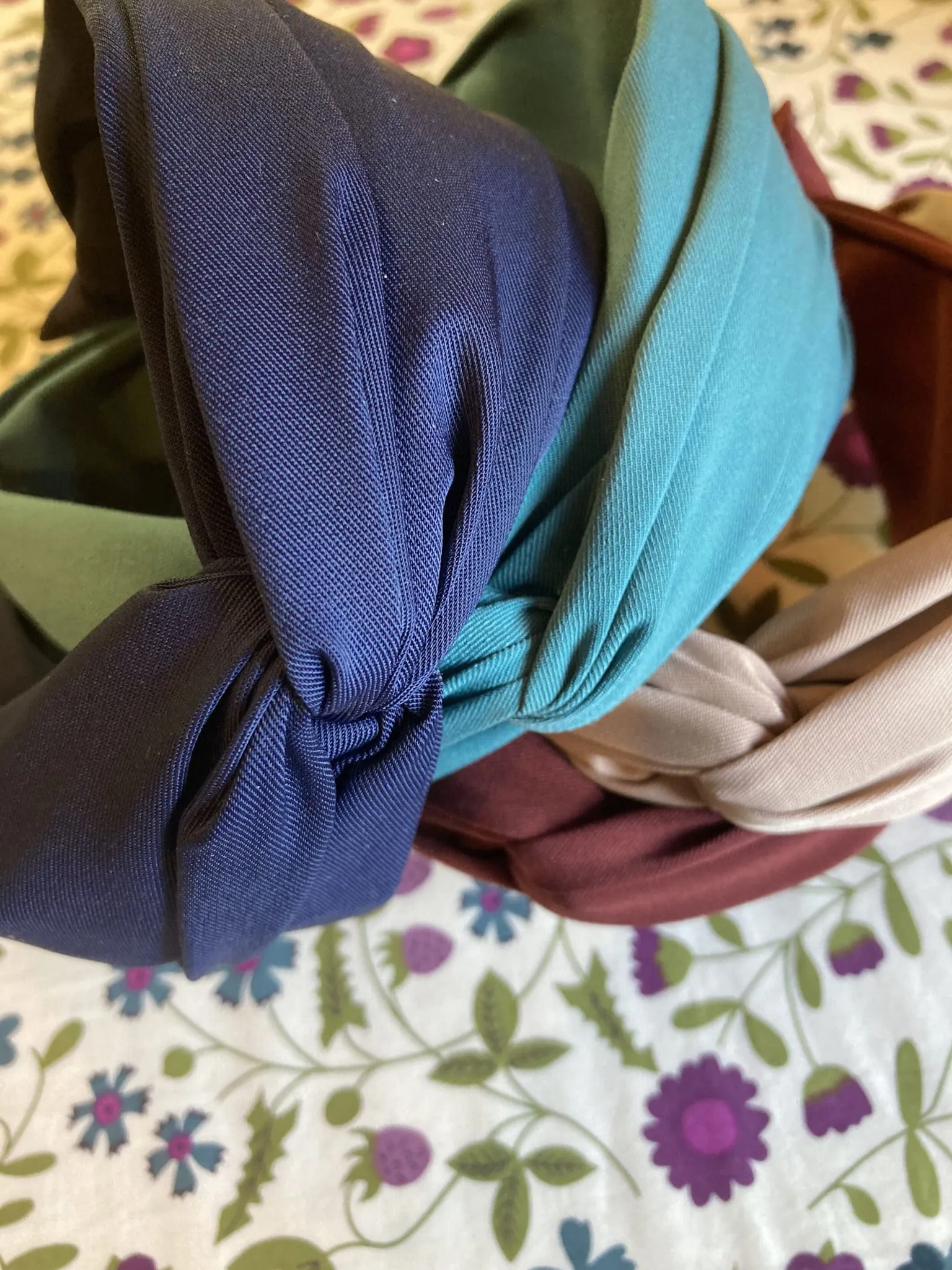 Serre-tête effet turban drapé rose Nude