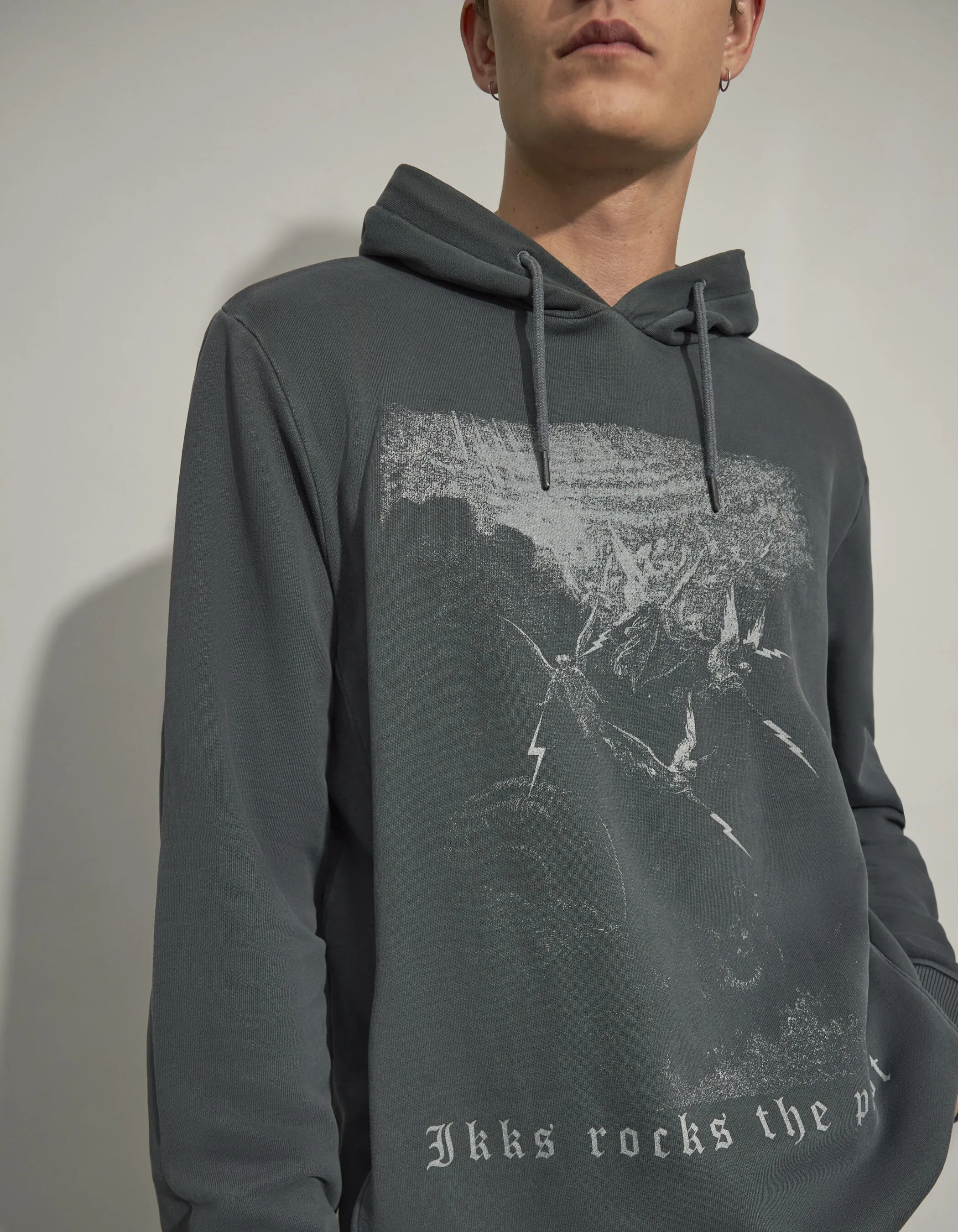 Sweat noir à capuche visuel gravure rock Homme