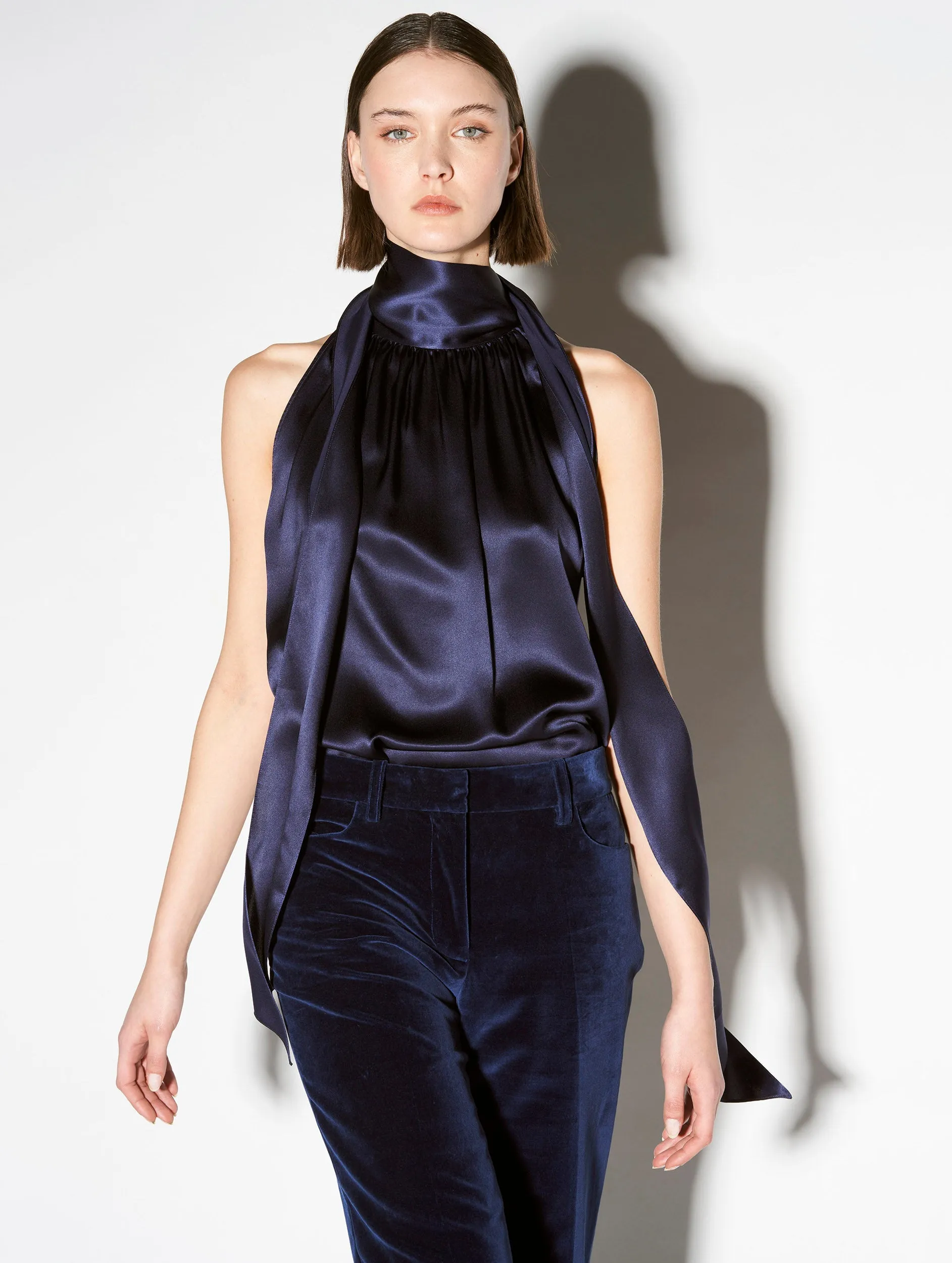 Top sans manches en satin de soie bleu