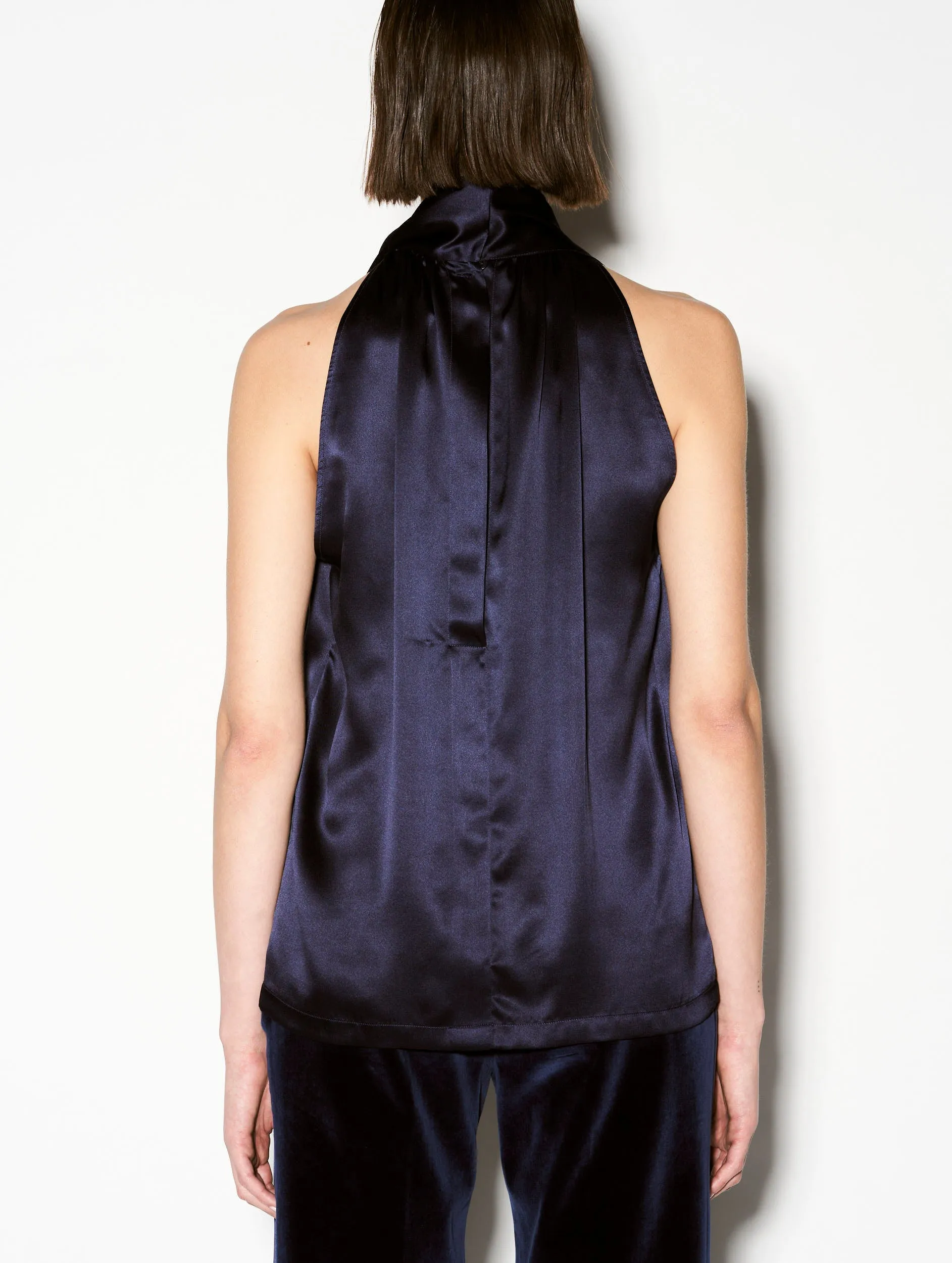 Top sans manches en satin de soie bleu