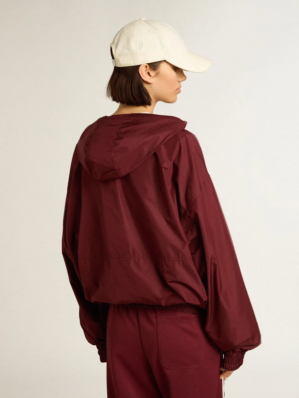 Veste coupe-vent bordeaux avec capuche   | Golden Goose